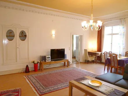 Besonders hohe Räume mit Stuck verziert