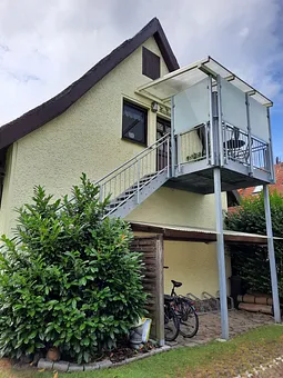 Außentreppe mit Fahrradunterstand, daneben befindet sich der Parkplatz