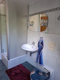 ... mit Dusche/WC