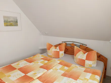 Schlafzimmer mit Doppelbett...