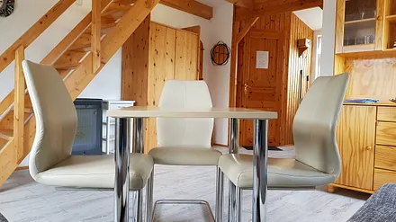 Wohnbereich mit Treppe zum Schlafbereich 