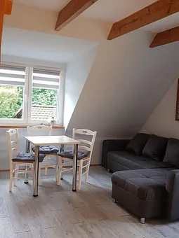 Wohnbereich mit Treppe zum Schlafbereich 