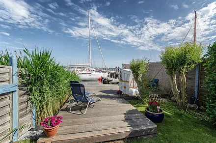 Strandkorb auf dem Bootssteg