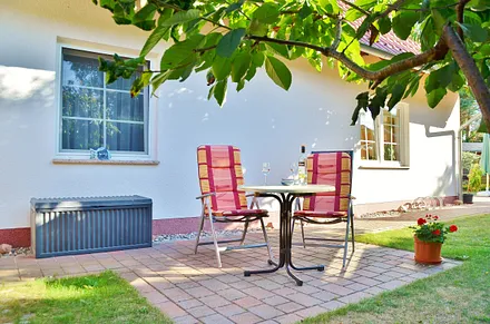 Sitzecke hinter dem Haus für die Nachmittagssonne