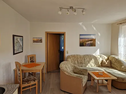 Wohnzimmer mit Sat-TV (Aufbettung möglich)