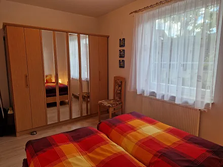  Schlafzimmer mit großem Schrank