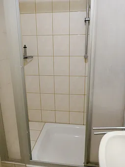.. und die Dusche, zugegeben: nicht der neueste Stand der Technik!