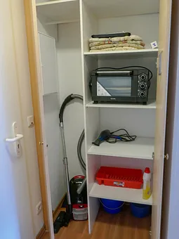 die Besenkammer: dort auch ein Mini-Backofen (für Pizza etc., was die Mikrowelle nicht kann)