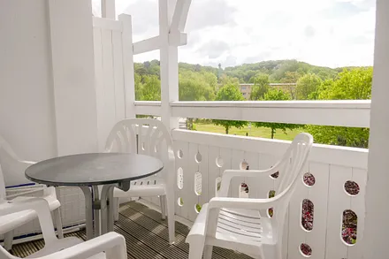 der Balkon nach SüdSüdOst - unverbaubarer Blick auf den Wald und Sonne am Vormittag bis frühen Nachmittag