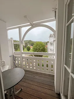 der Balkon bietet Platz für 4 Personen