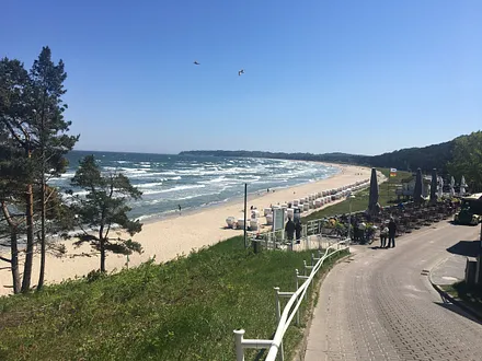 Südstrand Sellin ca. 500m zu Fuß oder mit der Bäderbahn