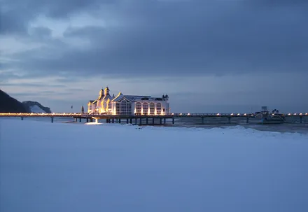 Nach einem Winterspaziergang an der Seebrücke sitzen, ein Glas Sanddorngrog trinken und auf die kalte Ostsee blicken