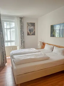 viel Licht im Schlafzimmer - aber durch blickdichte Vorhänge auch dunkel, wenn man will