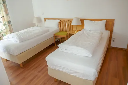 die Betten sind auch einzeln aufstellbar - einfach auseinanderziehen (und Bettlaken neu machen)