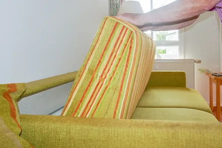 so wird das Sofa umgewandelt: einfach Rückenlehne nach vorne ziehen!