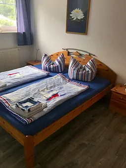 Schlafzimmer mit Doppelbett