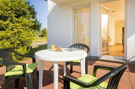 Die Sonnenterrasse liegt nach Südwesten. Sonne von Mittags bis in die Abendstunden.