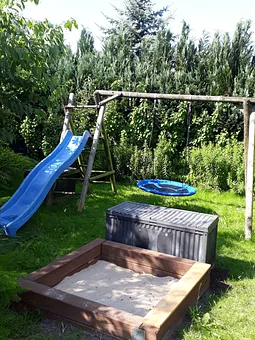  Spass für die Kleinen beim Schaukeln oder Rutschen. Wie wär's mit einem tollen "Sandkuchen "?