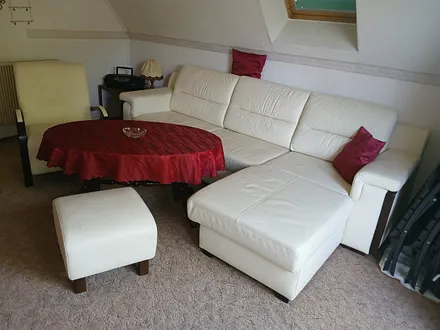 bequeme Couchgarnitur im Wohnzimmer