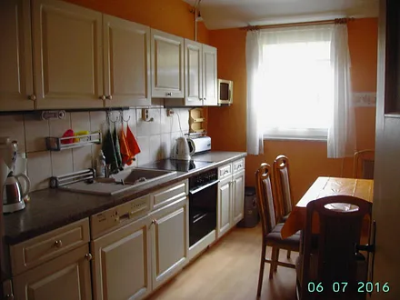 große Küche mit Eßplatz