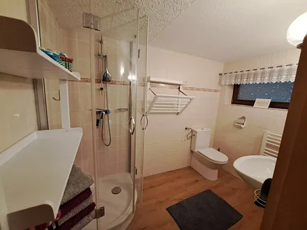 Badezimmer mit Dusche