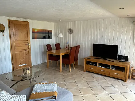 Wohnzimmer mit Blick zum Badezimmer