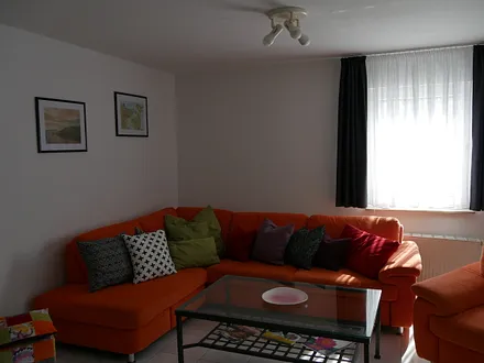 Blick auf die Sitzecke im sonnigen Wohnzimmer