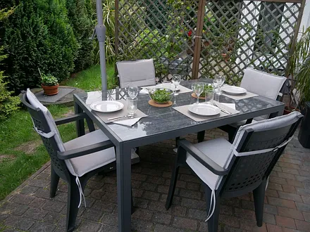 Auf der Terrasse finden ebenfalls 4 Personen (wenn gewünscht, unter dem Schirm) Platz. Nur den Tisch müssen Sie selbst decken..