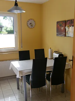 Am Tisch in der Küche finden 4 Personen ausreichend Platz.