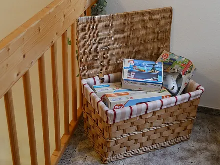 Die Spielecke für die kleinen Gäste (auf der Galerie) lässt hoffentlich keine Langeweile aufkommen.