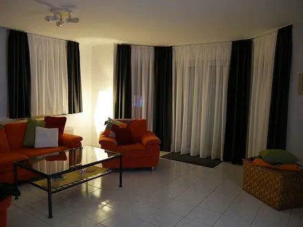 Großzügiges und komfortables Wohnzimmer, welches sich nach Wunsch auch verdunkeln lässt.