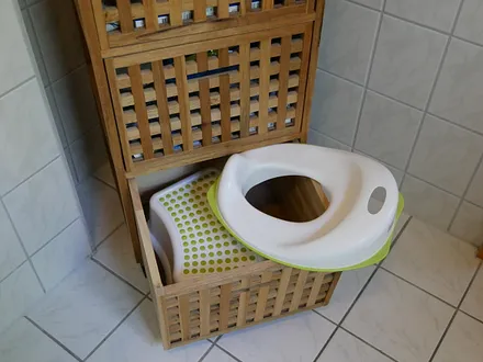 ..und auch an kleine Hilfen für kleine Gäste wurde gedacht (zu beachten: Aufnahme stammt noch aus dem "alten" Badezimmer)..