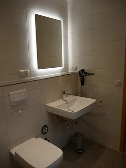 Bei der Sanierung 2022 wurden sämtliche Elemente erneuert, ein moderner beleuchteter Spiegel eingefügt, genügend Steckdosen sind vorhanden.