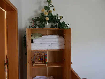 Hier oben finden Sie das Bettzeug für kleine Gäste..