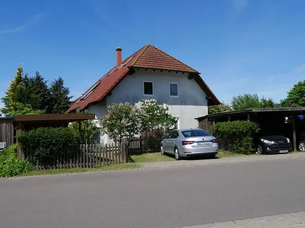 Hausaußenansicht (vom Schwarzen Weg), Garteneingang und 2 PKW-Stellplätze.