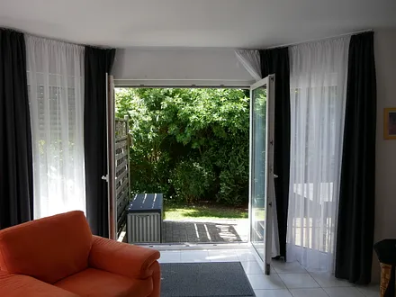 Vom Wohnzimmer aus können Sie großzügig auf die Terrasse gelangen (oder auch die Sonne hereinlassen).