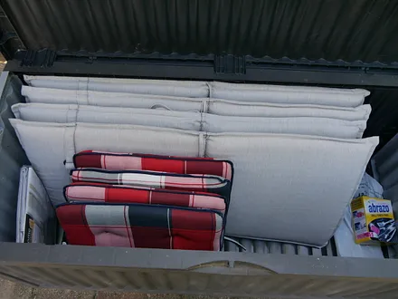 In der Box auf der Terrasse finden Sie verschiedene Auflagen und Material für die Reinigung des Grills.