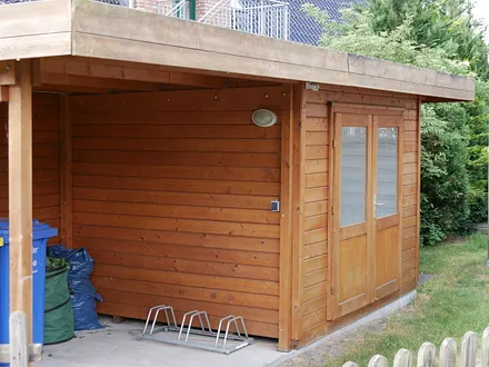 Mitgebrachte (oder vor Ort geliehene) Fahrräder können untergestellt werden.