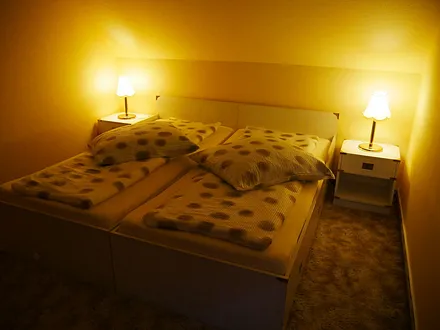 Schlafzimmer mit Doppelbett