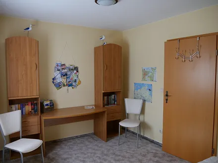 Im Schlafzimmer ist zusätzlich Platz in den Schränken für Ihre Bekleidung.