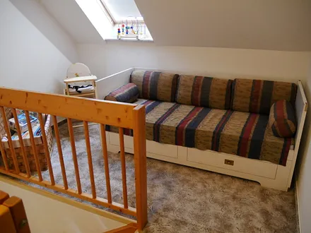 Ein Schlafplatz auf der oberen Galerie. Hier ist noch Platz für ein vorhandenes Babyreisebett.