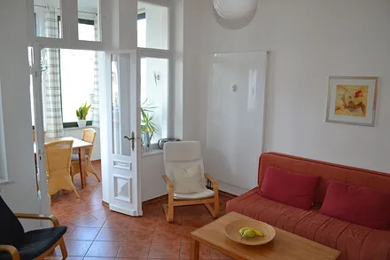 Wohnzimmer mit Schlafsofa