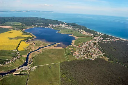 Hochwasser im Herbst am Hafen