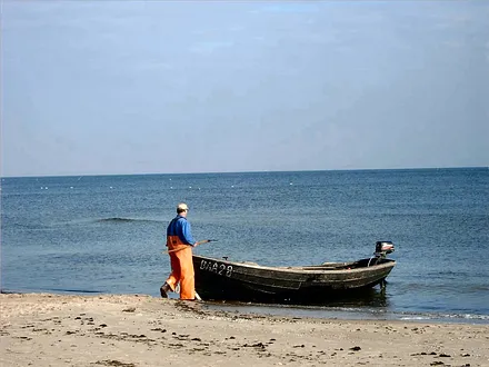 Fischer am Strand von Baabe