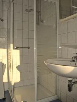 Dusche im blauen Bad