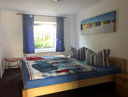 1. Schlafzimmer mit eigenem Badezimmer und Dusche