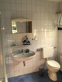 Bad in blau zum 1. Schlafzimmer