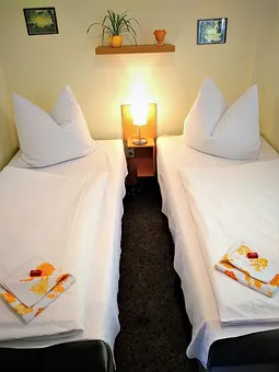 Zwei Einzelbetten jeweils 90 cm auch zusammenzuschieben