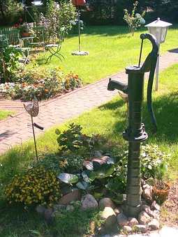 Weg zum Ferienhaus durchs Gartenpardies