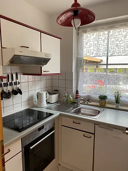 Küche mit Mikrowelle, Toaster, Wasserkocher, E-Herd, Backofen & Kühlschrank